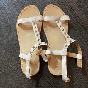 Flat sandals with golden spikes